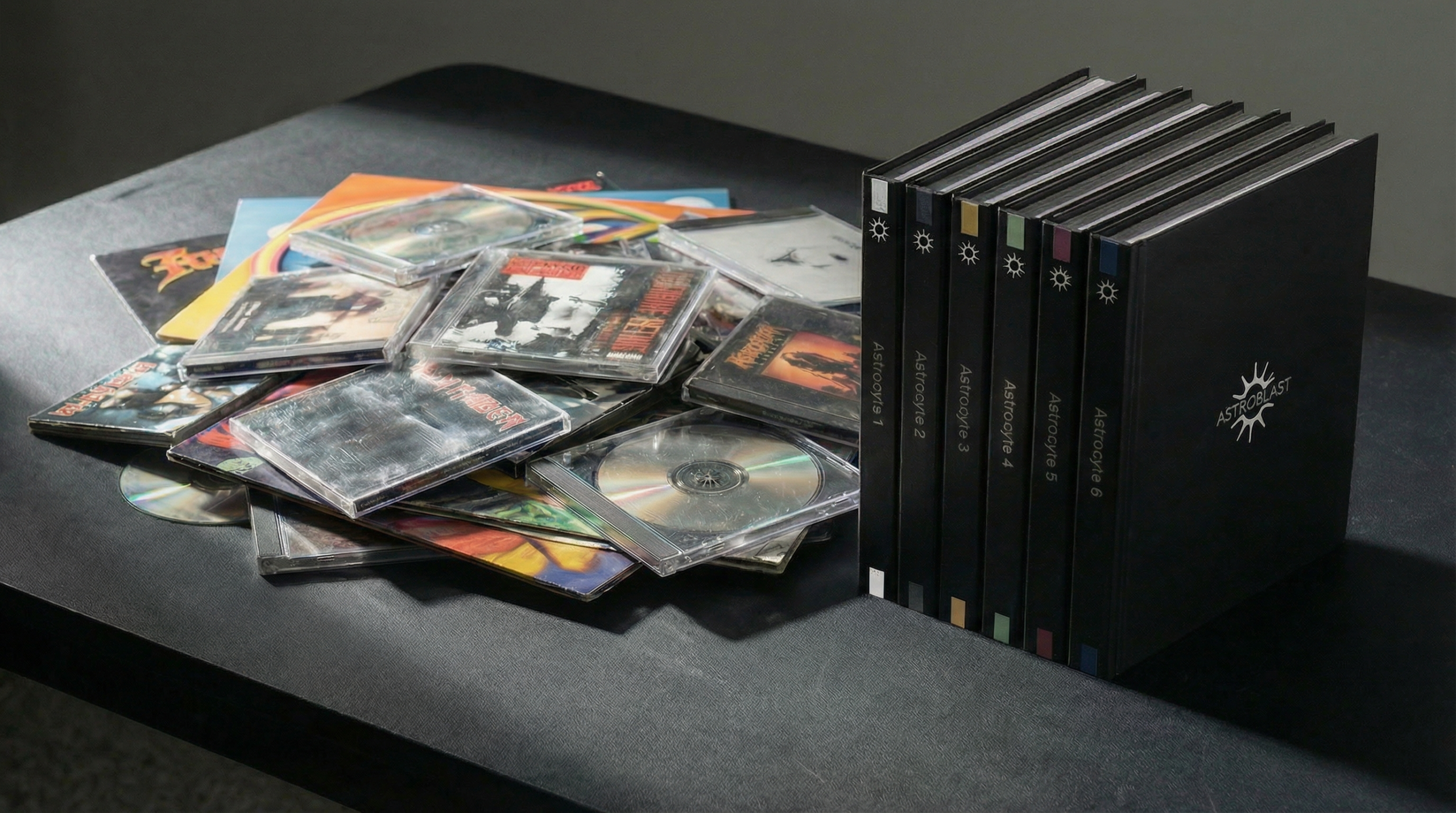 散乱したCDとレコードの横に、整然と並ぶAstrocyte 1〜6のアルバムケース
