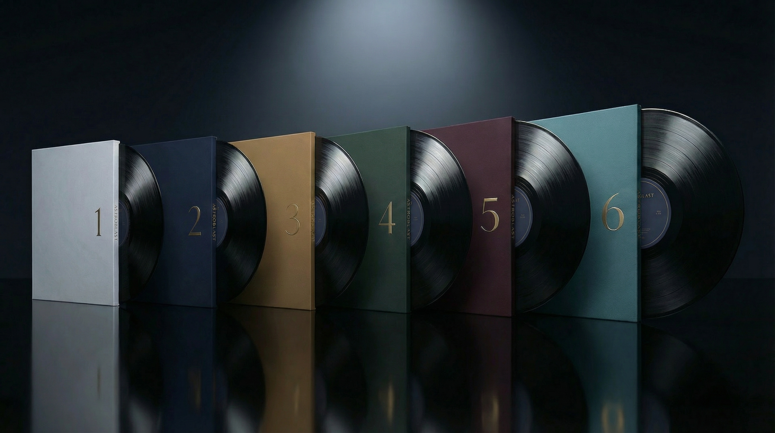 ダークな反射面に並ぶ6枚のアルバム、背表紙に金色のナンバリング