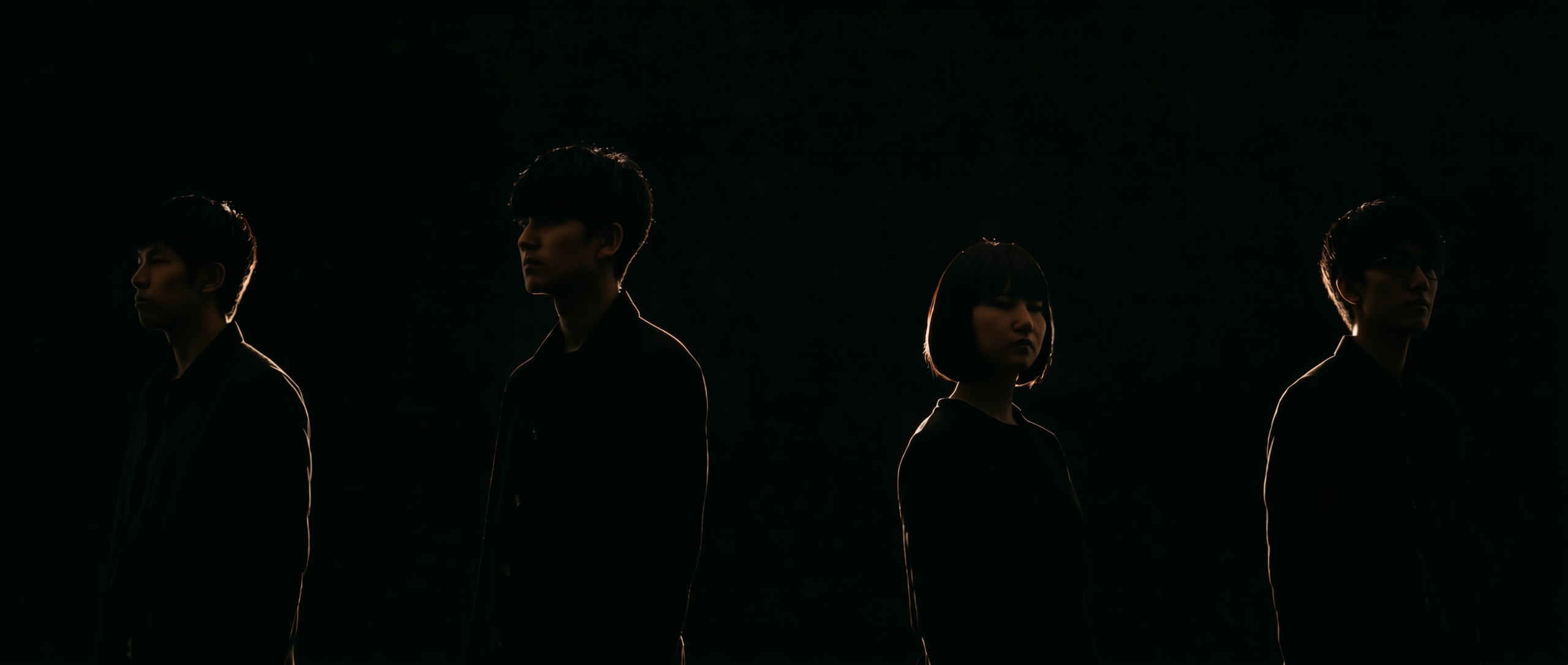 ASTROBLAST メンバー4人のシルエット写真